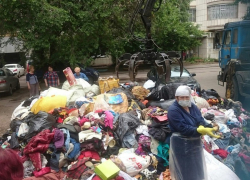 В Воронеже сумасшедшая пенсионерка превратила свою квартиру в помойку
