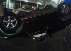 В центре Воронежа после столкновения перевернулся элитный внедорожник