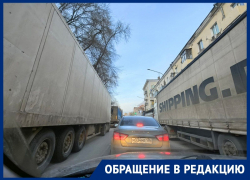 "Это не нормально", – коридор из фур в центре Воронежа вывел из себя автомобилистов
