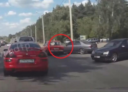 "Жигули" наказали иномарку за высунутый нос в Воронеже