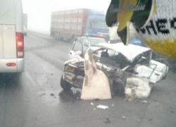 Два человека попали в реанимацию после лобового столкновения с фурой под Воронежем