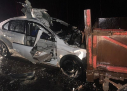 Опубликованы фото с места ДТП с двумя легковушками и трактором в Воронежской области 