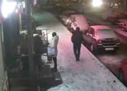 Крушащий машины вандал попал на видео в Воронеже 