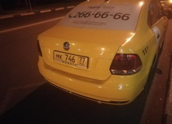 В "Яндекс.Такси" прокомментировали поведение водителя, дважды за ночь уехавшего с места ДТП