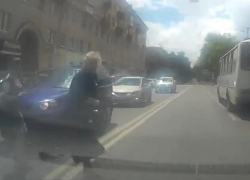 Пешеход-камикадзе, бросившийся под колеса машины в Воронеже, попал на видео