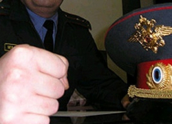 Трое полицейских избили воронежца и отобрали у него деньги