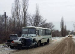 В Воронеже опубликованы жуткие фото, как маршрутный ПАЗ раздавил ВАЗ
