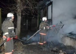 Кровля жилого дома обрушилась во время пожара в Воронежской области