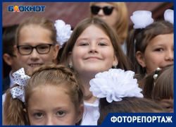 Как выглядели ученики и родители на линейке в воронежской школе 