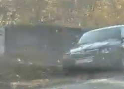 Пугающие последствия опрокидывания фуры под Воронежем попали на видео