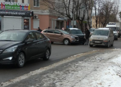ДТП на оживленном перекрестке в центре Воронежа спровоцировало пробку