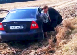 На видео попало, как на трассе под Воронежем пьяный водитель улетает в кювет