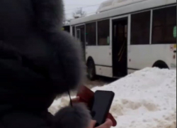Последствия столкновения пассажирской маршрутки со столбом попало на видео в Воронеже