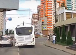 Опасный маневр водителя автобуса попал на видео в Воронеже