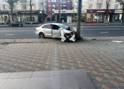 Протаранивший рекламные столбы водитель Volkswagen отказался от освидетельствования в Воронеже 