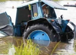 Воронежский трактор упал в реку с закрытого моста
