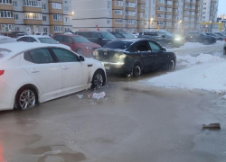 Машины вмерзли, в кранах сухо: утро с отключения воды началось для жильцов воронежского ЖК