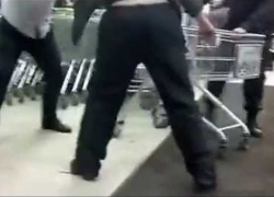 Мужчина подрался с охранниками супермаркета в Воронеже из-за сладостей