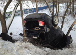 Набитый мандаринами автомобиль опрокинулся у моста в Воронеже