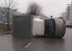 В Воронеже перевернутую после ДТП «Газель» сняли на видео