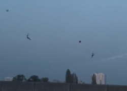 Летающих над городом воронежцев записали на видео