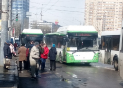 Четыре больших автобуса столкнулись у остановки в Воронеже 