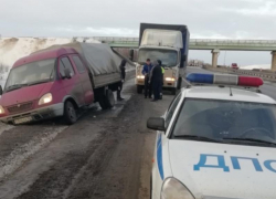 Воронежские инспекторы ДПС вытащили из сугроба "Газель" с многодетной семьей