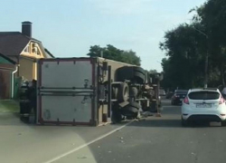 Фура перевернулась после столкновения с LADA в Воронеже - опубликовано видео