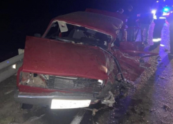 Mercedes вылетел на «встречку» и размозжил отечественную «пятерку» так, что водитель скончался на воронежской трассе 