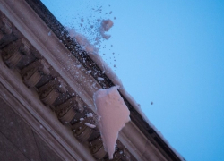 Упавшая ледяная глыба разбила лицо мужчине в Воронежской области