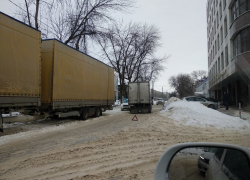 В Воронеже ДТП с участием фуры перекрыло движение по Электросигнальной