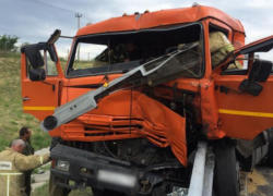 Последствия столкновения КамАЗа с автопоездом сняли на трассе М-4 «Дон»