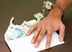 Попытавшийся дать взятку воронежец схлопотал огромный штраф      