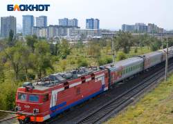 Автомобиль выехал на пути прямо перед движущимся поездом в Воронежской области