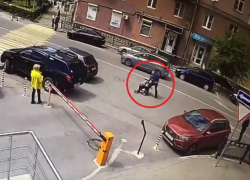 Нападение на курьера Delivery Club сняла камера в центре Воронежа