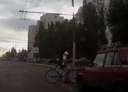 Появилась видеозапись того, как полицейский сбивает велосипедистку на пешеходном переходе в Воронеже