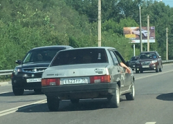 Таран автобуса с последующим бегством сняли на видео в Воронеже 