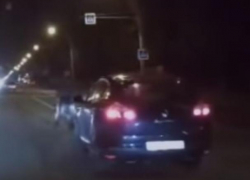 В Воронеже неизвестные пытались остановить машину лопатой