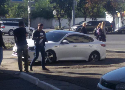 В Воронеже тонированная KIA провалилась под асфальт