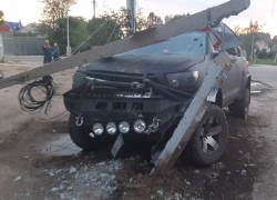 Toyota снесла столб электропередач в Воронеже