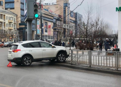 Иномарка проломила забор на тротуаре в центре Воронежа