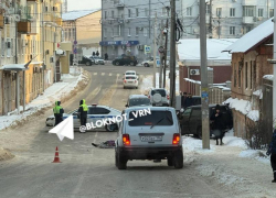 «Лежит с накрытой головой»: опубликовано видео с места смертельного ДТП в центре Воронежа 