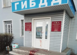 Опубликовано фото окровавленного крыльца ГИБДД под Воронежем