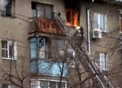 Тушение мощного пожара в жилом доме сняли в Воронеже