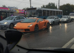 В пробке в Воронеже сфотографировали спорткар Lamborghini Gallardo