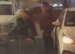 Жесточайшее избиение людей таксистом сняли в центре Воронежа 