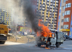 Полыхающий УАЗик попал на видео в Воронеже 