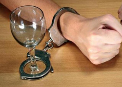 Тяга к спиртному вынудила молодого воронежца избить и ограбить деда