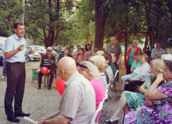 Константин Ашифин сдал в избирком подписи муниципальных депутатов