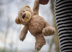 В Воронеже 9-летняя девочка сломала позвоночник, попав под колеса авто